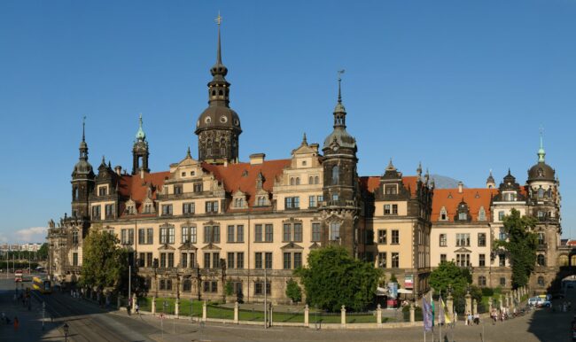 <a href="https://commons.wikimedia.org/wiki/User:Kolossos">User:Kolossos</a>, <a href="https://commons.wikimedia.org/wiki/File:DD-Schloss-gp.jpg">DD-Schloss-gp</a>, <a href="https://creativecommons.org/licenses/by-sa/3.0/legalcode" rel="license">CC BY-SA 3.0</a>