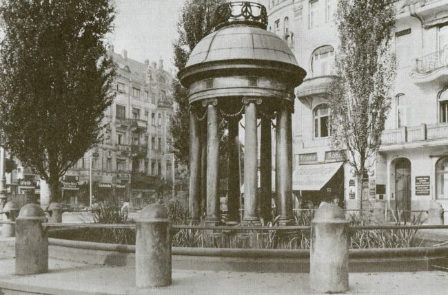 Fontäne und Wasserbecken des Artesischen Brunnen am Albertplatz um 1920
