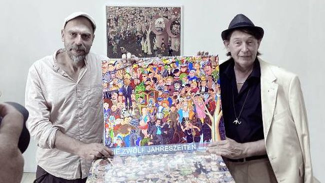 René Tinks und Holger John mit dem Kalender "Die Zwölf Jahreszeiten"