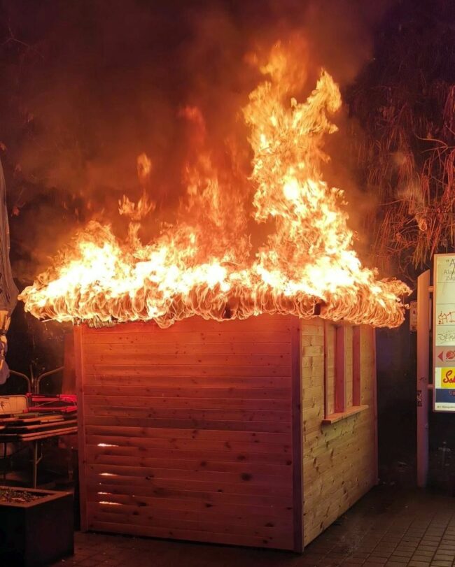 Brennende Imbiss-Hütte - Foto: Feuerwehr Dresden