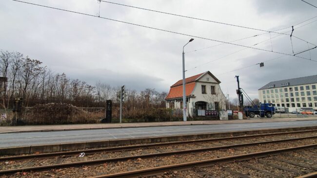 Die alte Bahn-Remise (Baujahr ungefähr 1910) steht unter Denkmalschutz.