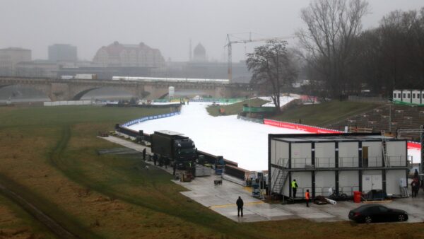 Seit heute liegt der Schnee für die Skirennstrecke.