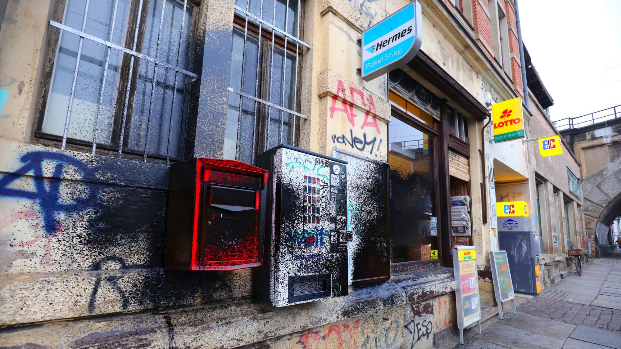 Farbanschlag gegen Tabak-Laden Der Tabakladen wurde in der Nacht mit schwarzer Farbe beworfen. Foto: Tino Plunert
