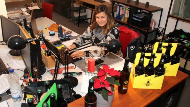 Ein Traum von einem Arbeitsplatz - Geschäftsführerin Sophia Vatterodt inmitten von Bier.