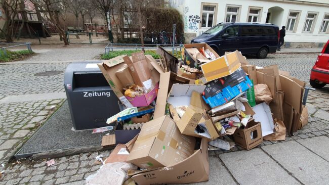 Überfüllte Container auf der Talstraße