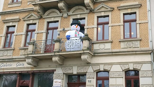 Hat den Alaunplatz gut im Blick, Schneemann über der Galerie Gaia.