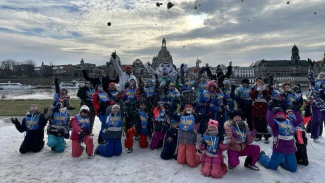 Spaß im Schnee beim Schulsport auf Ski - Foto:  Skiweltcup Dresden
