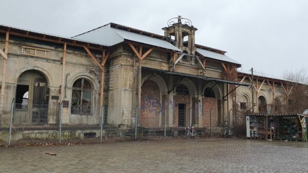 Das alte Eingangsportal zum Bahnhof ist verfallen.