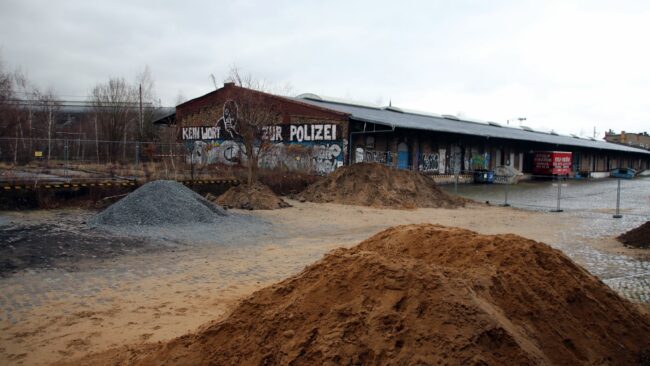 Große Teile des Geländes liegen brach.