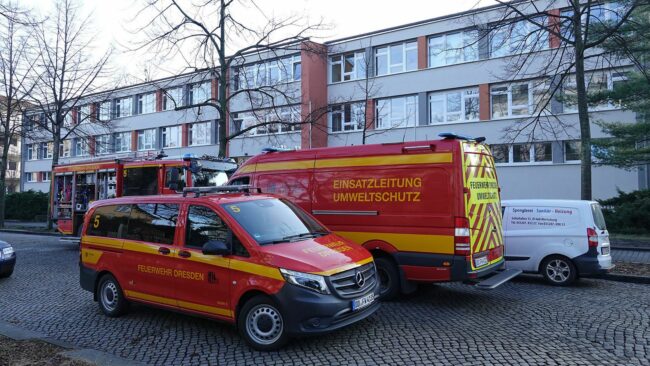 Die 30. Oberschule am Unteren Kreuzweg wurde evakuiert. Foto: Roland Halkasch