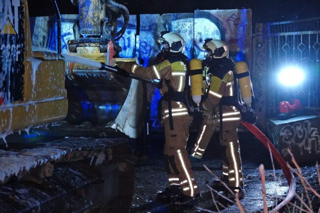Feuerwehrleute der Wache Albertstadt löschten das brennende Baufahrzeug - Foto: Roland Halkasch