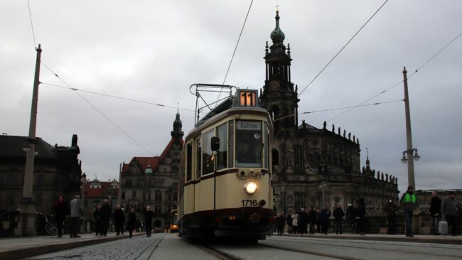 Die erste Bahn auf der freigegebenen Brücke war ein "Hecht" aus dem Straßenbahnmuseum.