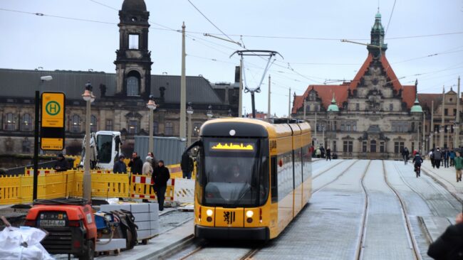 Nach dem "Hecht" rollte auch ein aktuller Zug der DVB über die Brücke - Platz ist hier auch für die neuen breiten Stadtbahnwagen.