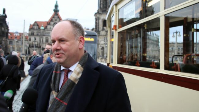 Tritt erneut zur Wahl an: Oberbürgermeister Dirk Hilbert am Morgen bei der Eröffnung der Augustusbrücke.
