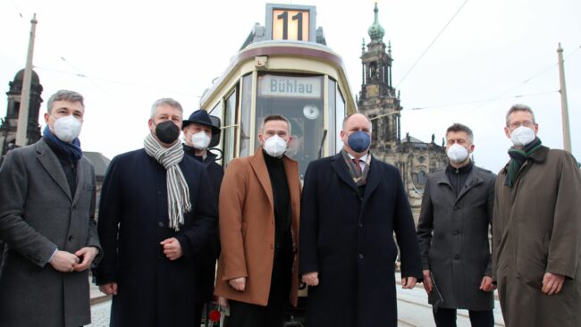 Großer Politik-Auflauf zur Verkehrsfreigabe der Brücke