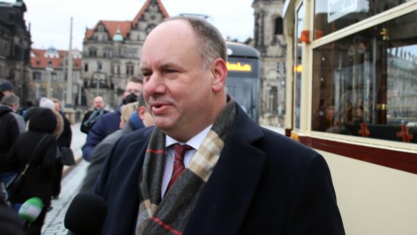 Tritt erneut zur Wahl an: Oberbürgermeister Dirk Hilbert am Morgen bei der Eröffnung der Augustusbrücke.