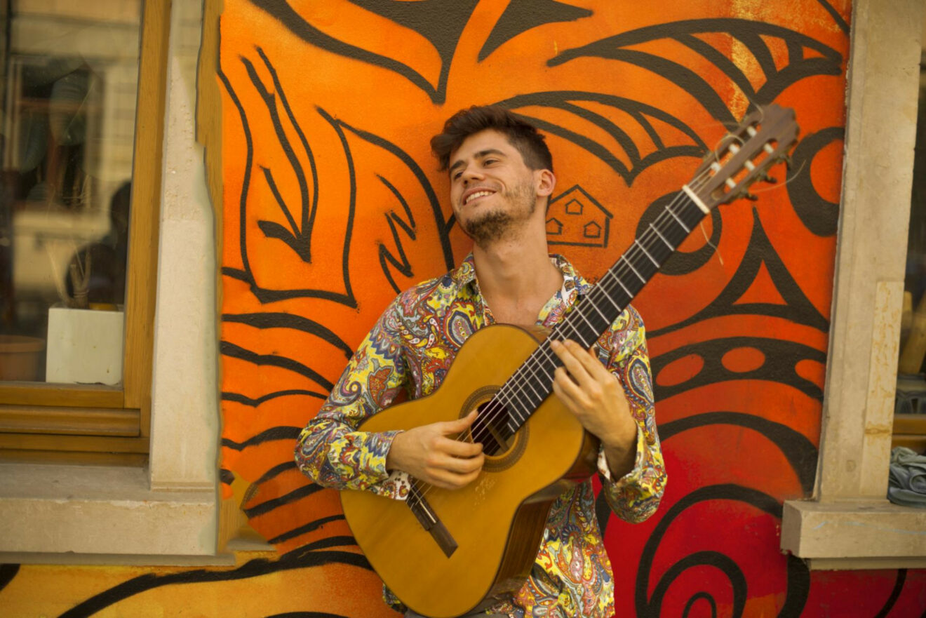 Fabian mit seiner Gitarre vorm Cubanito. Foto: Arnold Bagdasar