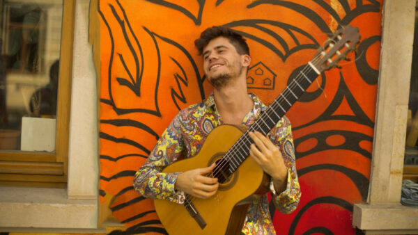 Fabian mit seiner Gitarre vorm Cubanito. Foto: Arnold Bagdasar