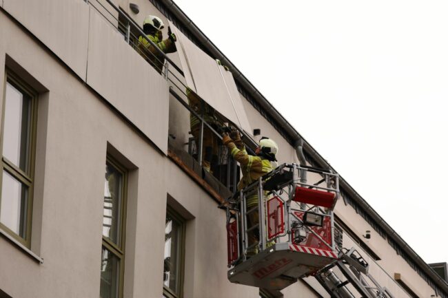 Balkonverkleidungen an den Neubauten mussten gesichert werden.