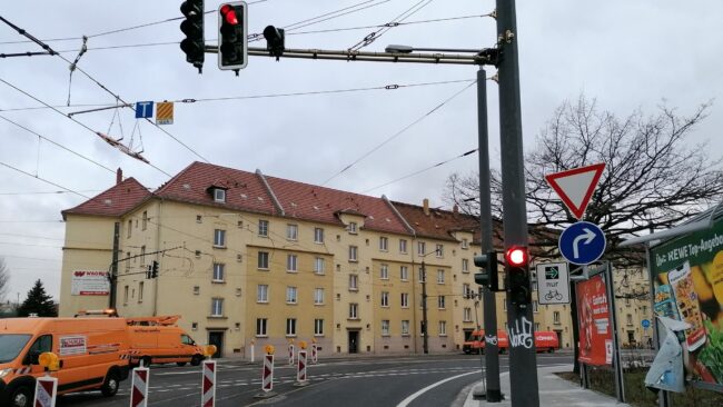 Wenn man von der Fritz-Reuter-Straße kommend, Richtung Pieschen will, gibt es nun das Zusatzzeichen. Foto: Stadtverwaltung Dresden
