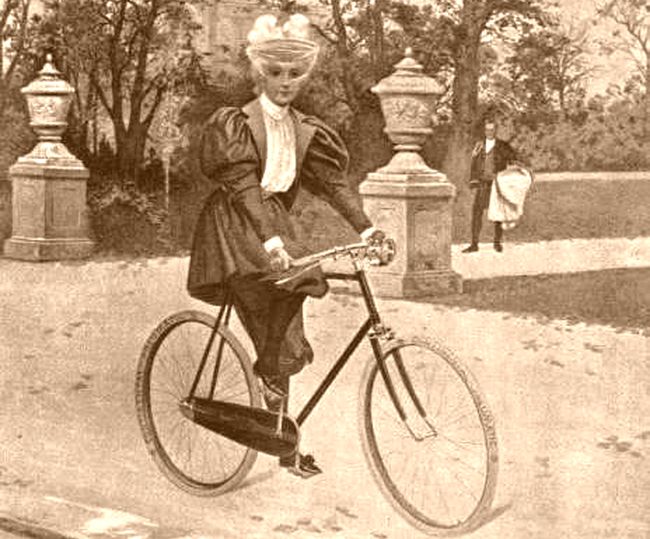 Dame auf dem Rad um 1897