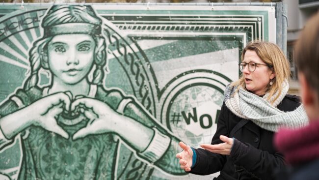 Das Plakat wurde gestern von Kulturbürgermeisterin Annekatrin Klepsch (Linke) eingeweiht. Foto: Stephan Böhlig