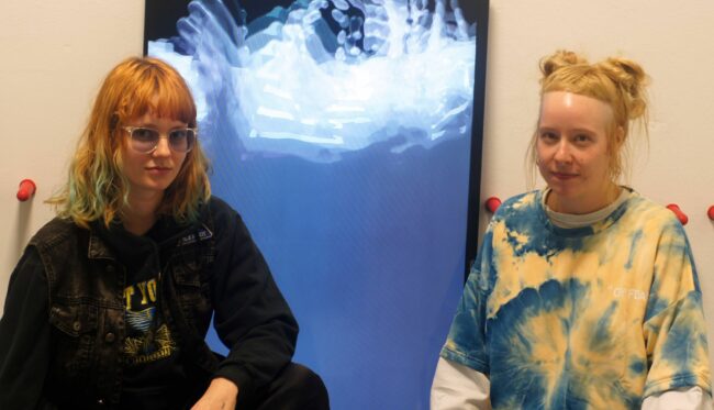 Die Künstlerinnen Deborah Geppert und Lisa Maria Baier im Projektraum BIAS. Foto: Philine