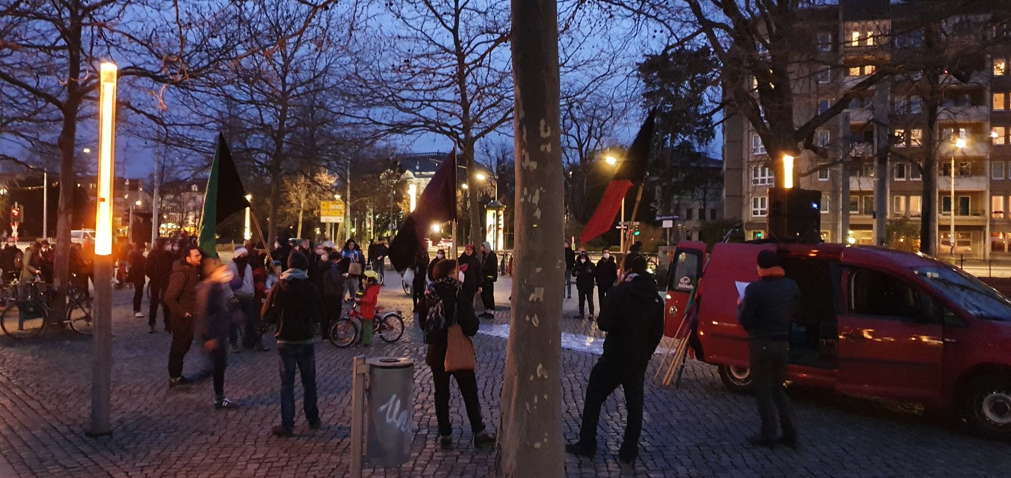 Flaggen während der Demo