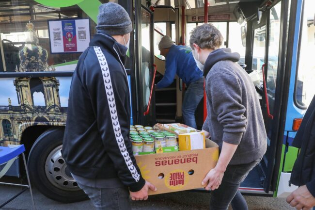 Hilfstransport startet bei "Direkthilfe Dresden" - die erste Fahrt ist inzwischen schon in Rumänien angekommen. Foto: Tino Plunert