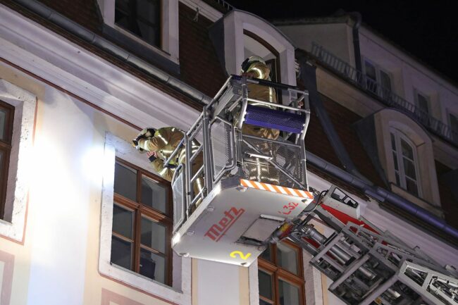 Die Feuerwehr untersuchte die Wohnung - Foto: Roland Halkasch