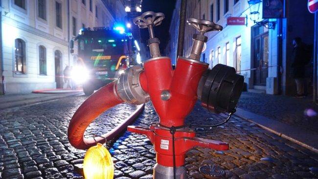 Gegen Mitternacht konnte die Feuerwehr den Einsatz beenden. Foto: Roland Halkasch