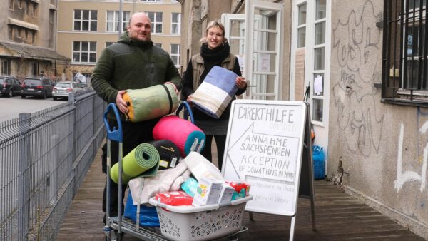 Die Initiative "Direkthilfe Dresden" im Gespräch. Denise Kunze und Robert Hanische. Foto: Tino Plunert