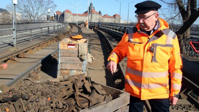 Roland Ende neben der Kiste mit den alten verschlissenen Zwischenlagen.