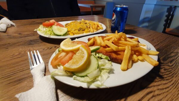 Solide: Schnitzel mit Kartoffelstäbchen und Salat.