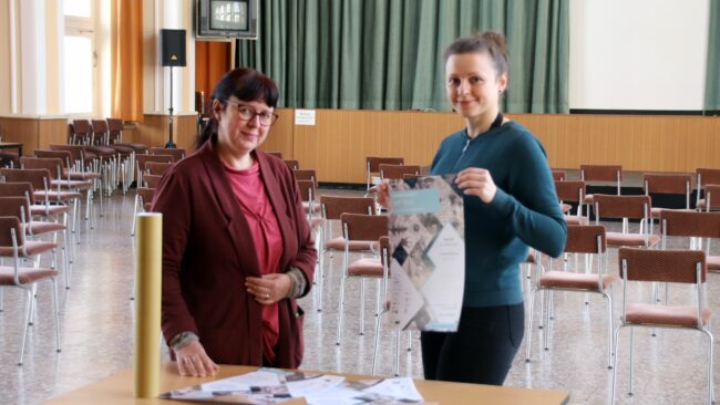 Katrin Thiel von der Stasi-Gedenkstätte und Anne Liebscher, Organisatorin des Kulturhackatons im großen Saal der Gedenkstätte an der Bautzner Straße.