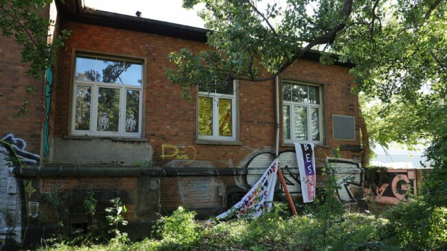 Besetztes Haus - Foto: Roland Halkasch