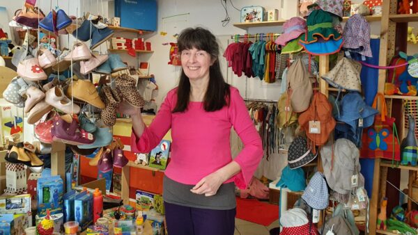 Barbara Jost in ihrem Spielzeug- und Kindersachen-Geschäft "LouisdoOr"