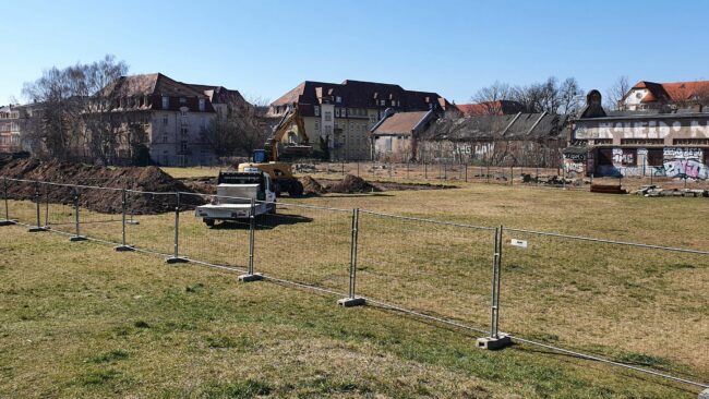 An der Westseite des Alaunplatzes entsteht ein Boulderhügel.