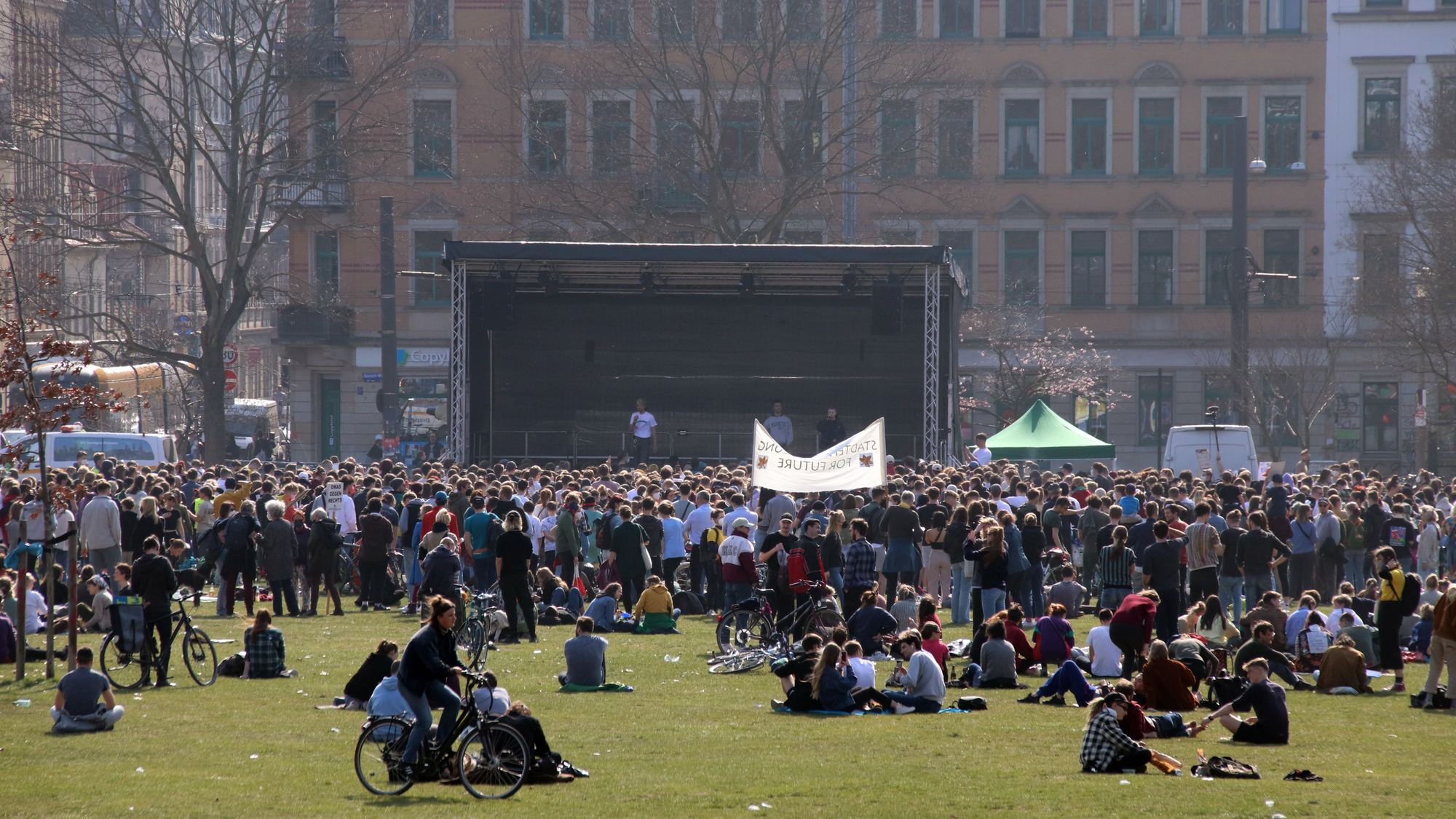 Streik für Klima und Frieden mit Musik Partystimmung auf dem Alaunplatz mit "01099"