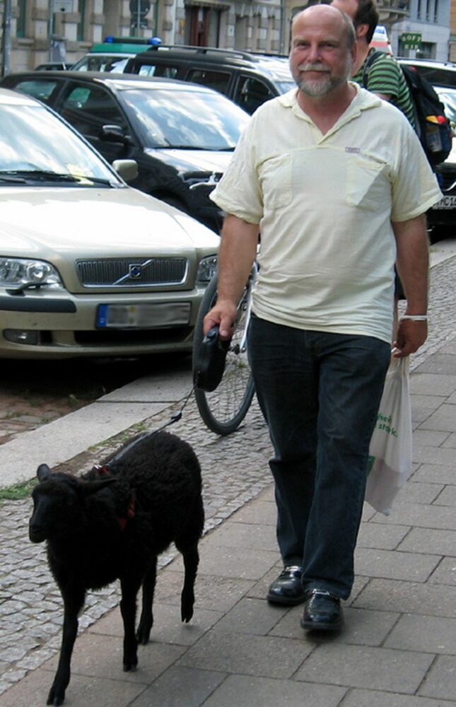 Friedrich Boltz mit scharzem Schaf im Jahre 2008