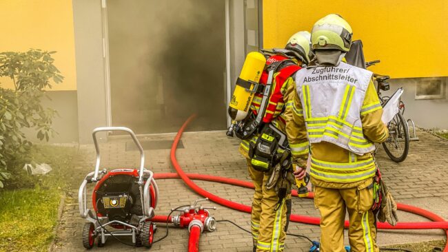 Dichter Rauch dringt aus dem Kellerbereich nach außen. Foto:  Feuerwehr Dresden