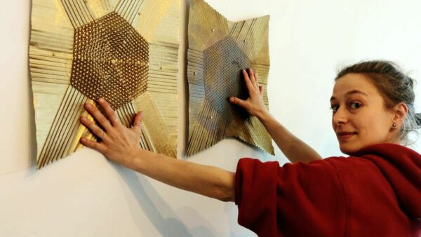 Maria Seidel mit ihrem Kunstwerk „Puff Star Madness Tesselation“