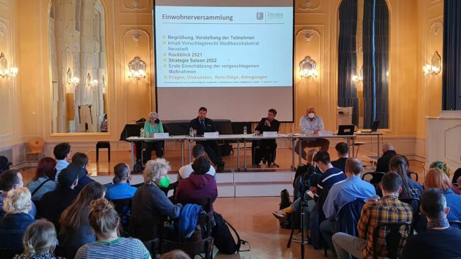 Einwohnerversammlung in der Aula des Romain-Rolland-Gymnasiums