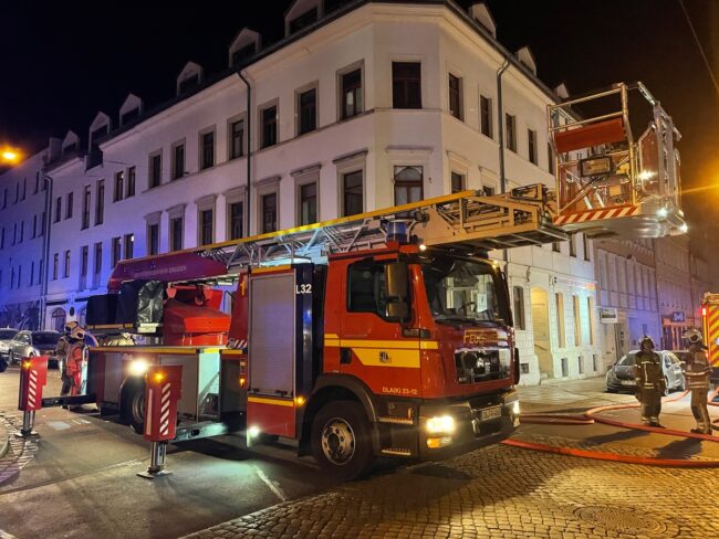 Eine Drehleiter wurde vor dem Gebäude in Anleiterbereitschaft versetzt. Foto: Feuerwehr Dresden