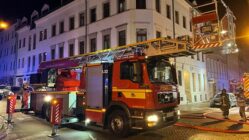 Eine Drehleiter wurde vor dem Gebäude in Anleiterbereitschaft versetzt. Foto: Feuerwehr Dresden