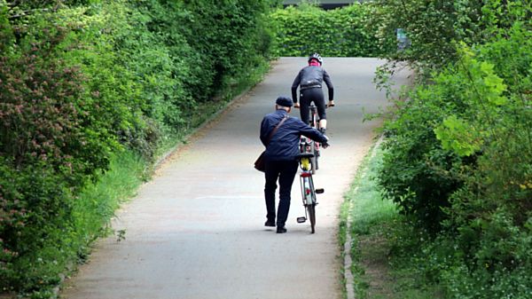 Sieht flacher aus als er ist. Die Steigung beträgt rund 10 Prozent, manch Radfahrer steigt da lieber ab.