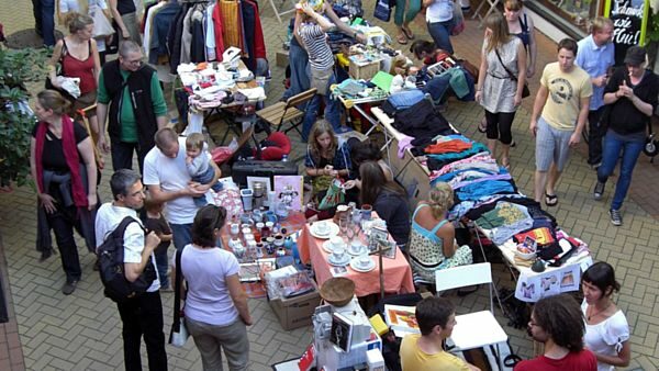 Trödelmarkt im Sonnenhof - Foto: Archiv Anton Launer 2011