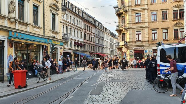 Ecken-Punk-Tanz unter Polizeibeobachtung