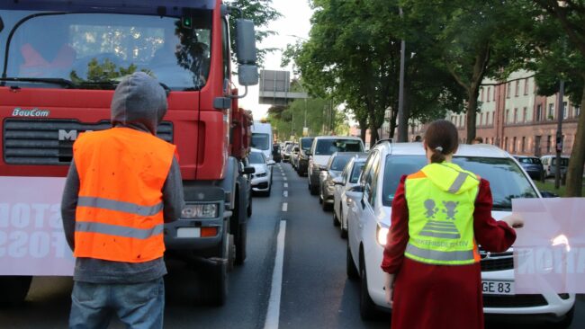 Zwischenzeitlich stauten sich bis zu 50 Autos auf der Hansastraße, im nördlichen Verlauf der Straße und im Umfeld kam es zu Verzögerungen.