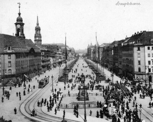 Die Hauptstraße am Ende des 19. Jahrhunderts - Ausschnitt aus einer Postkarte des Kunstverlages Brück & Sohn.